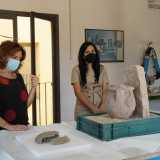Al centro della stanza si trova poi una vaschetta colma di sabbia dove � stata esposta un�olla dalle pareti spesse e chiare e dall�orlo liscio
